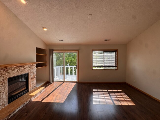 Building Photo - Luxurious 3 Bedroom, 2 Bathroom GORGEOUS townhome!