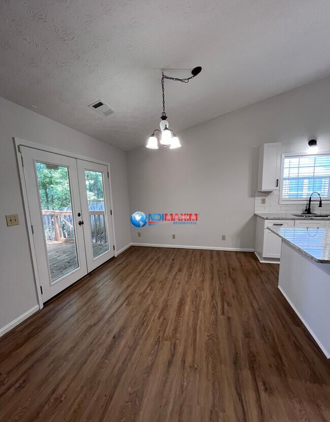 Building Photo - Newly renovated ranch in the COLLINS HILL ...