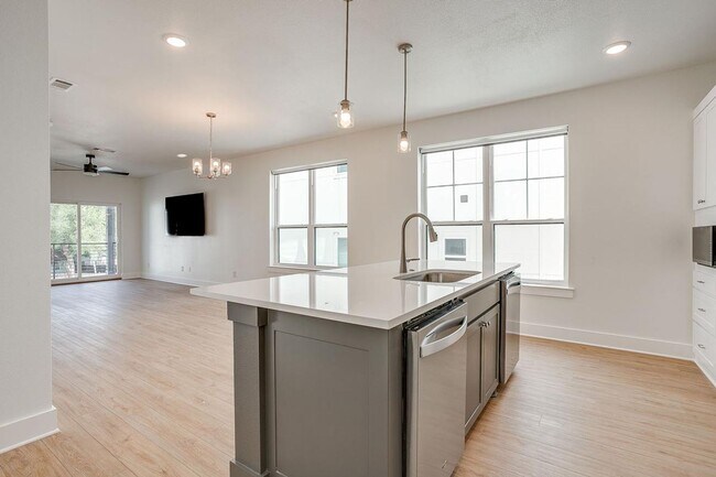 Building Photo - 2335 Benbrook Blvd