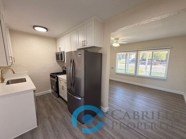 Building Photo - 2412 Chicago St