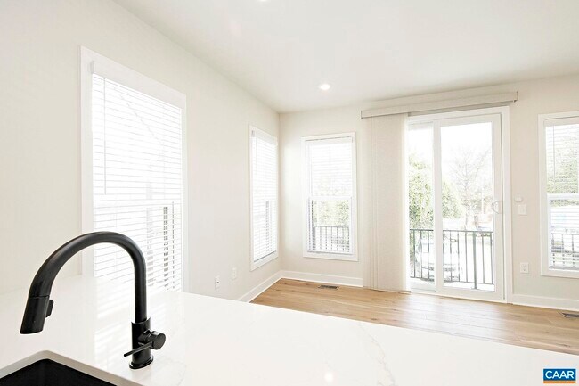 Building Photo - 917 Belmont Ave