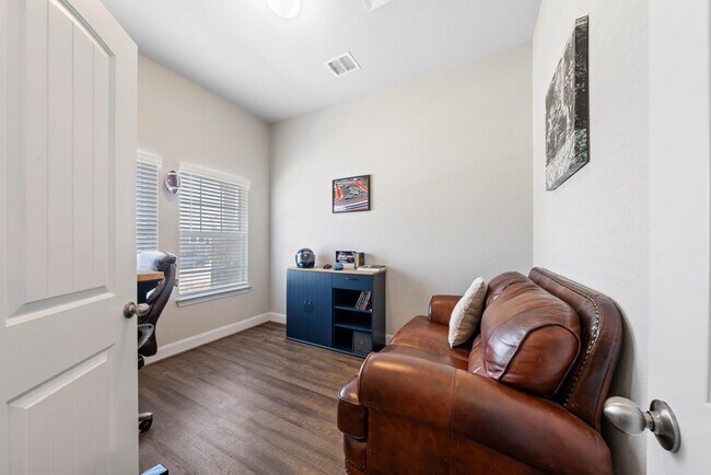 Building Photo - Spacious 4-Bed Oasis with Pool Access & Modern Upgrades in New Braunfels
