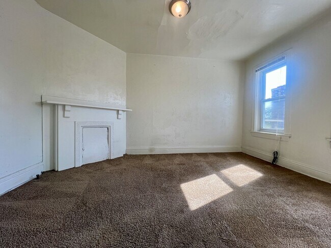 Building Photo - Large 3 BR in South Oakland! Covered Balcony! Close to Campus!