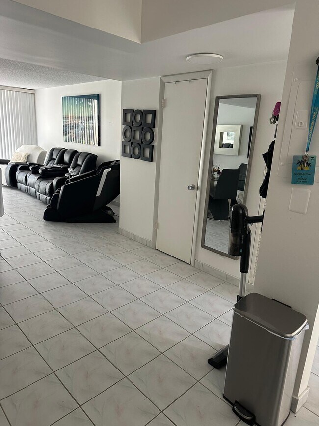 Building Photo - 4557 Luxemburg Ct