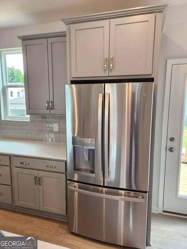 Building Photo - 821 York Aly