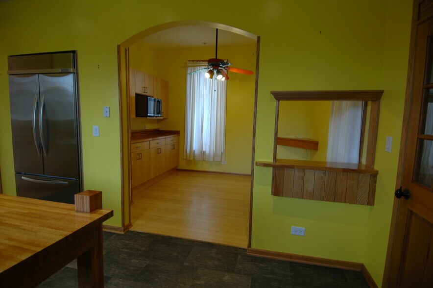 12 x 10 breakfast room - 5139 N Western Ave