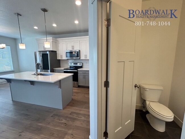 Building Photo - Spacious 3 bed in Quiet Community