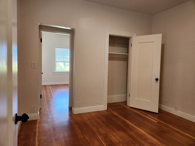 Building Photo - College Ave Apartment for Rent