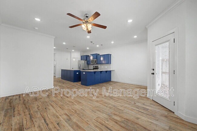 Building Photo - 3213 SW Hillstone Ave