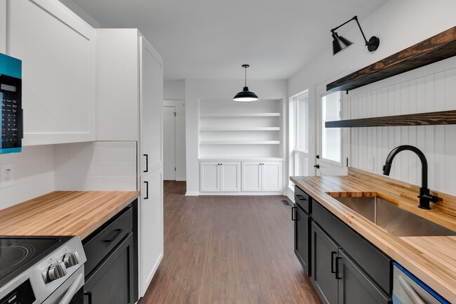 Building Photo - 5415 E 17th St