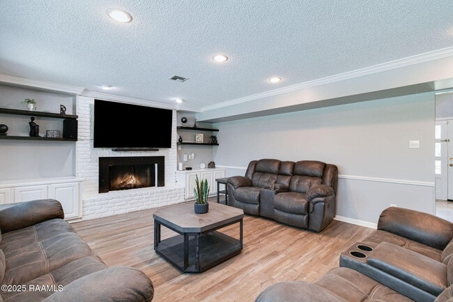 Building Photo - 206 Country Club Dr