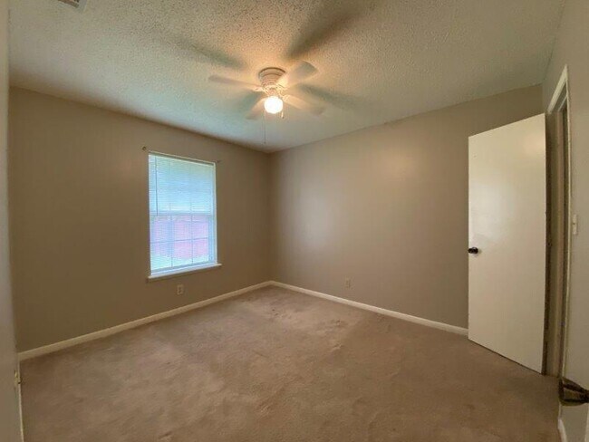 Building Photo - 704 E Logan St