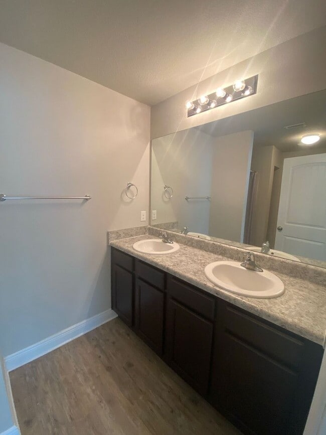 Building Photo - Spacious Modern Townhome; Conveniently Located! *Garbage, Pest Control & Lawncare Included!* *SPE...