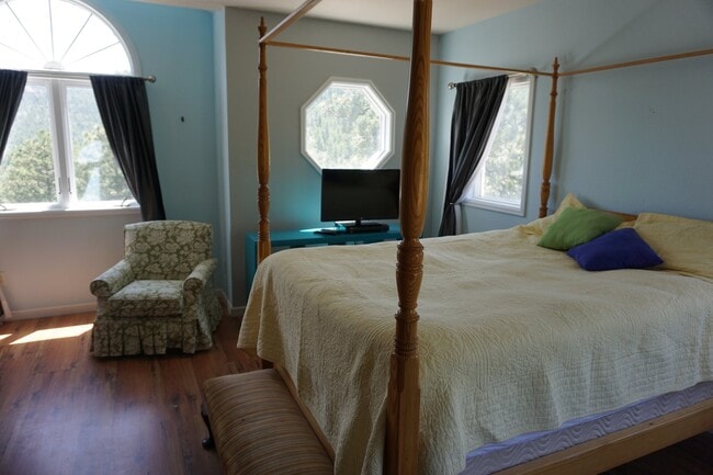Building Photo - Great House in South Evergreen!! Must See!!