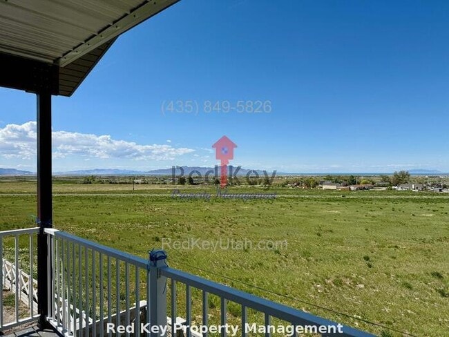 Building Photo - Adobe Rock Dr. Fully Furnished