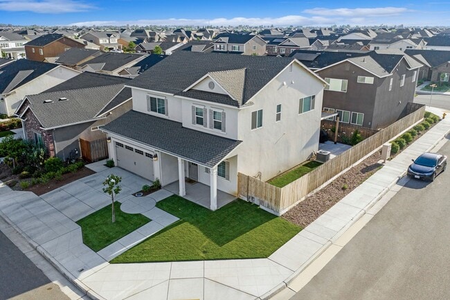 Building Photo - Clovis Eastside Home, 4BR/3.5BA, Built 201...