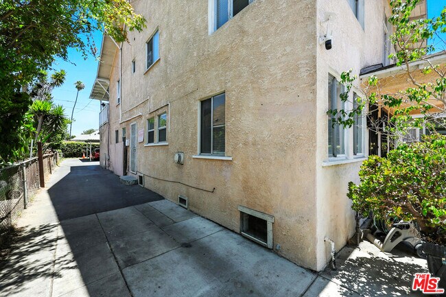 Building Photo - 3962 1/4 S Hobart Blvd