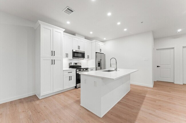 Building Photo - 1325 35th St