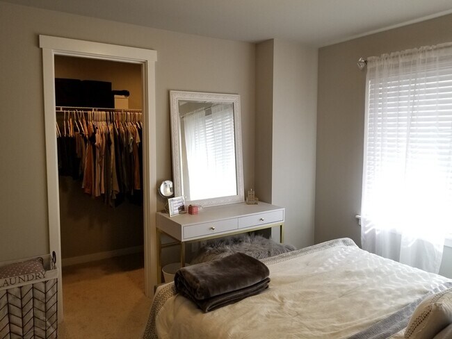 Building Photo - GORGEOUS Edmonds 2 Bedroom Primary Suites - CLOSE TO EVERYTHING