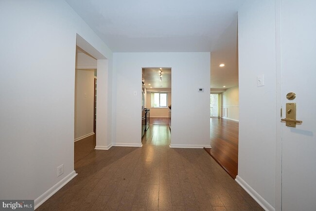 Building Photo - 1640 Oakwood Dr
