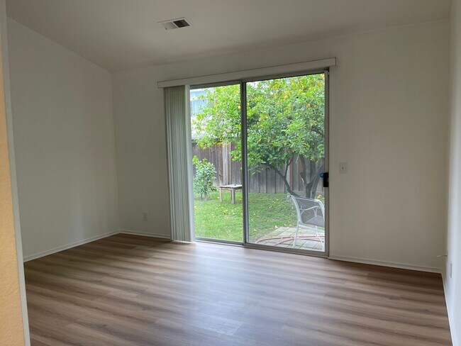 Building Photo - 3br/2ba Home on corner lot