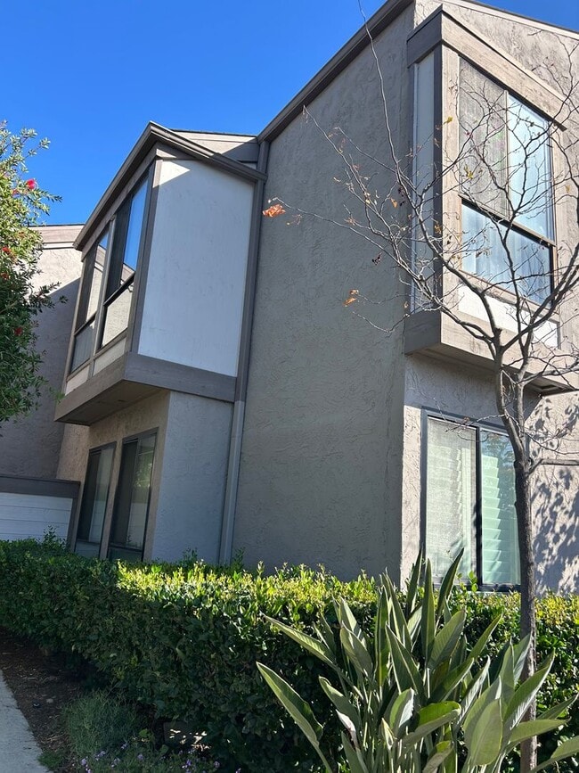 Building Photo - Remodeled Large Upstairs 2 Bedroom/1 Bath ...