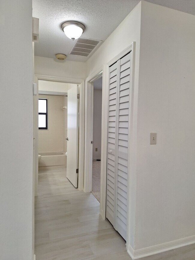 Building Photo - Adorable 2BR 2BA duplex in Shangr La Village