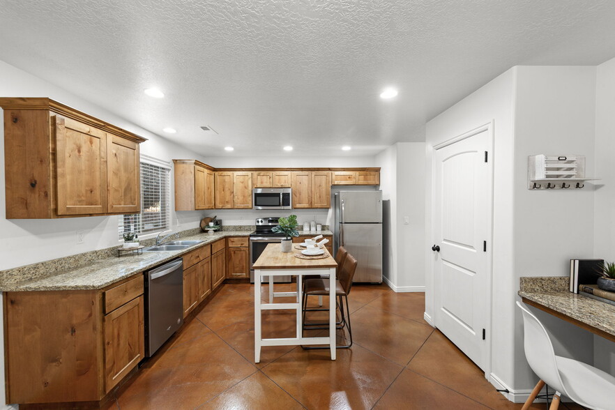 Building Photo - 2801 E 450 N