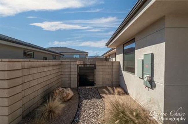 Building Photo - Stunning Desert Color Home