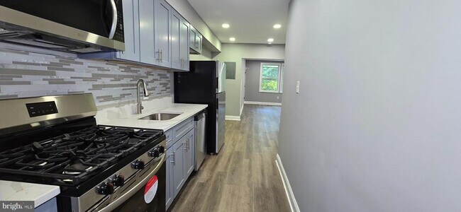 Building Photo - 405 34th St SE