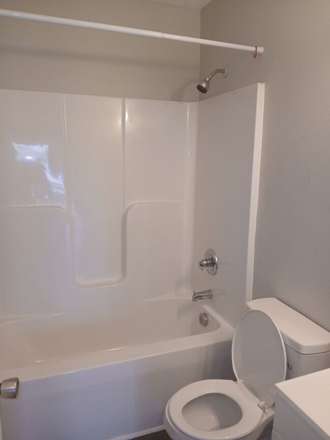 Building Photo - 2 Bedroom 1 Bathroom Duplex Available NOW!