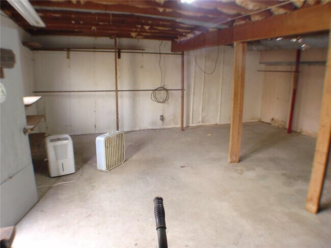 Building Photo - 8 Adams Ln