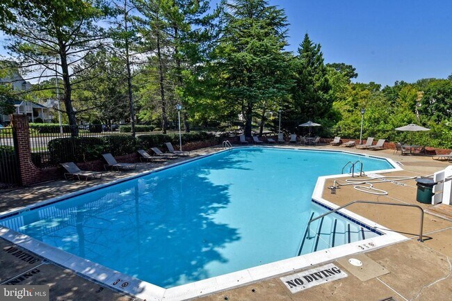 Building Photo - Charming and light-filled 1-bedroom, 1-bat...