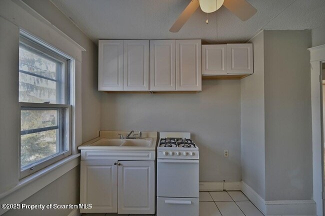 Building Photo - 2211 Brown Ave
