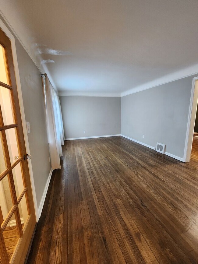 Building Photo - Beautiful 3 Bedroom Home For Rent