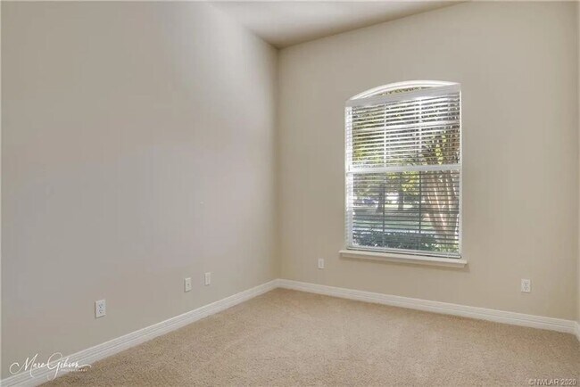 Building Photo - Gated Community close to LSUS