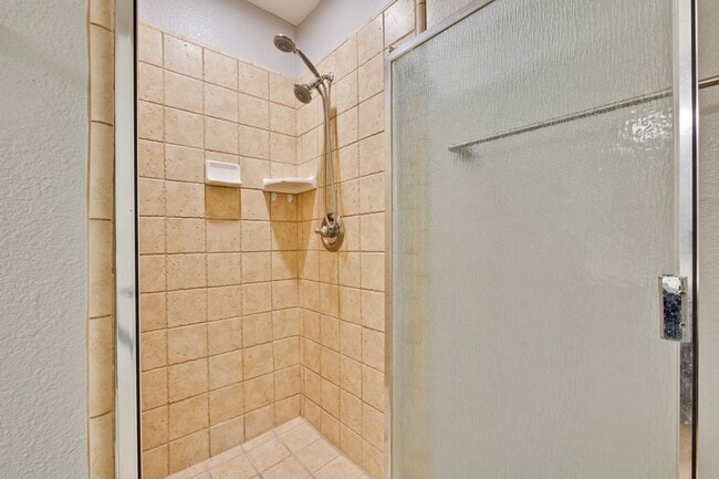 Building Photo - Beautiful 4 Bed 2.5 Bath Town Home in Fremont Northgate Area !