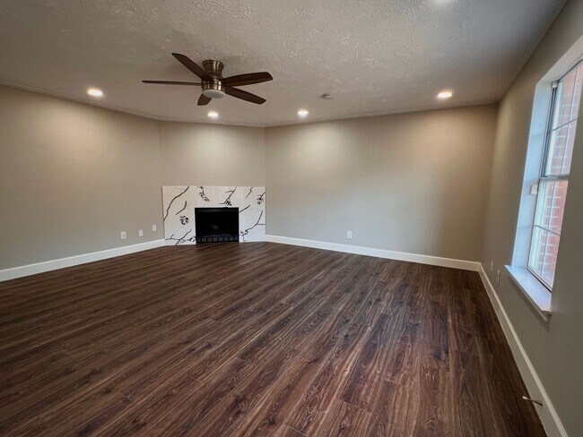 Building Photo - Updated 2 bed 2.5 bath steps away from Campus!