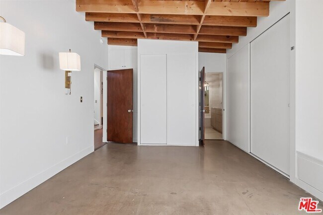 Building Photo - 444 S Windsor Blvd