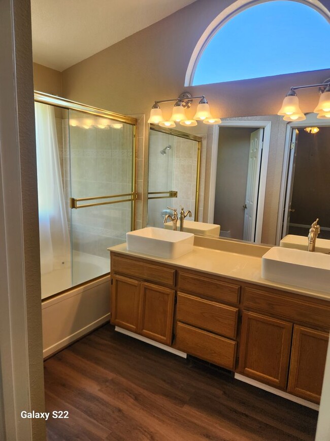 Building Photo - Beautiful 4 bedroom, 3 bathroom home locat...