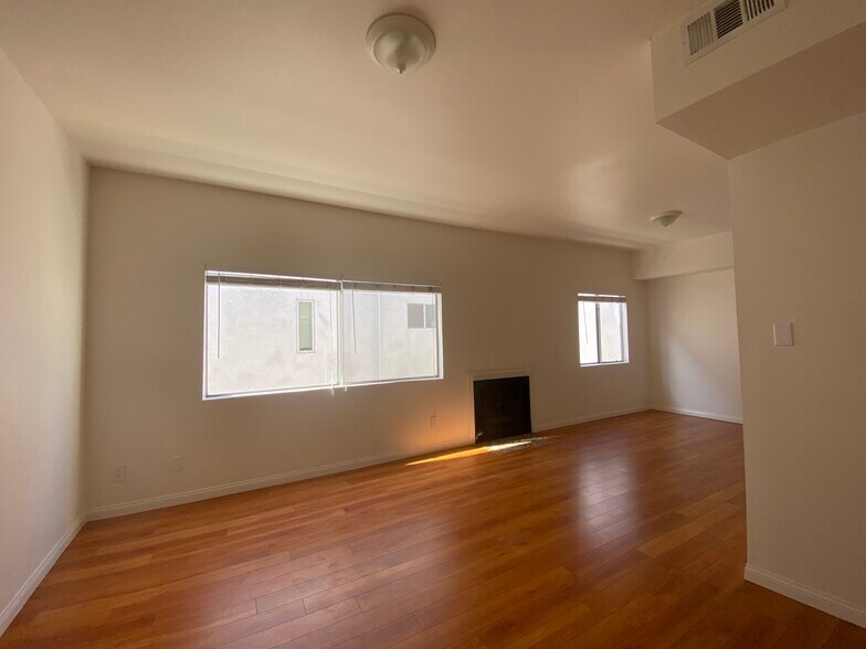 Building Photo - 6139 Fountain Ave