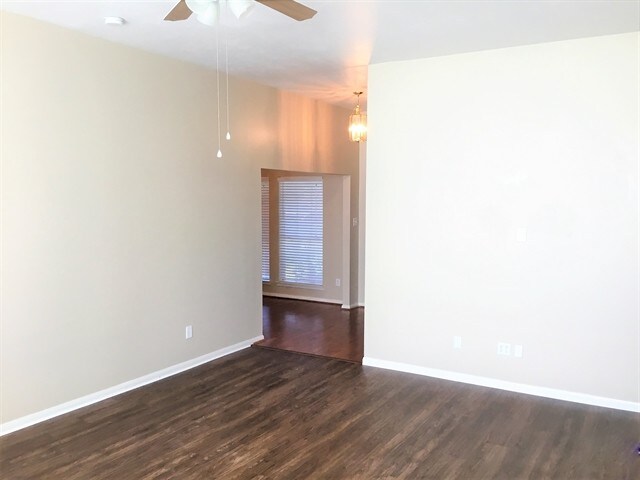 Building Photo - 208 Hollander Ct
