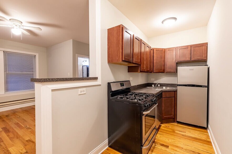 Building Photo - 516 W Melrose St