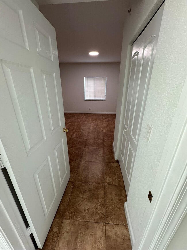 Building Photo - 1161 Golden Lakes Blvd