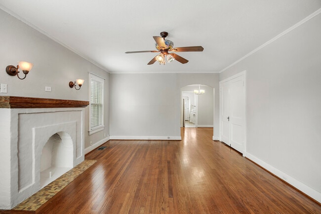 Building Photo - 5924 La Vista Dr