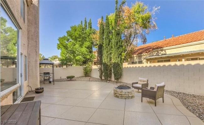 Building Photo - 2021 Paradise Peak Dr