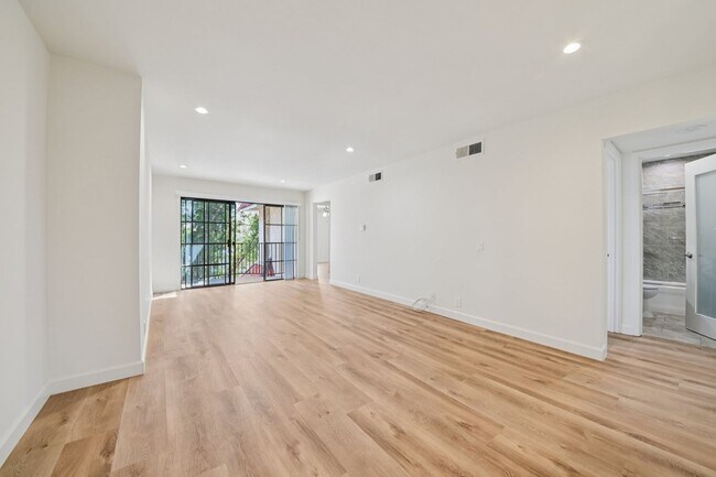 Building Photo - 3BD/2BA Apartment with Laundry In-Unit, Appliances, Tandem Parking & More | 1MO. Free OAC