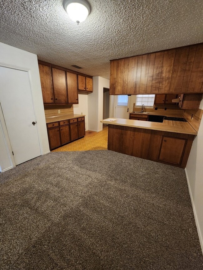 Building Photo - 3 bed 2 bath duplex