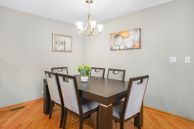 Building Photo - 242 Banbury Ave