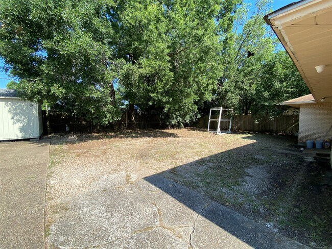 Building Photo - 2125 Strawberry Rd